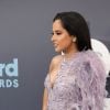 Becky G exibe detalhes de seu look estiloso e brilhante pelo tapete vermelho do Billboard Music Awards 2022