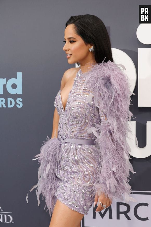 Becky G exibe detalhes de seu look estiloso e brilhante pelo tapete vermelho do Billboard Music Awards 2022