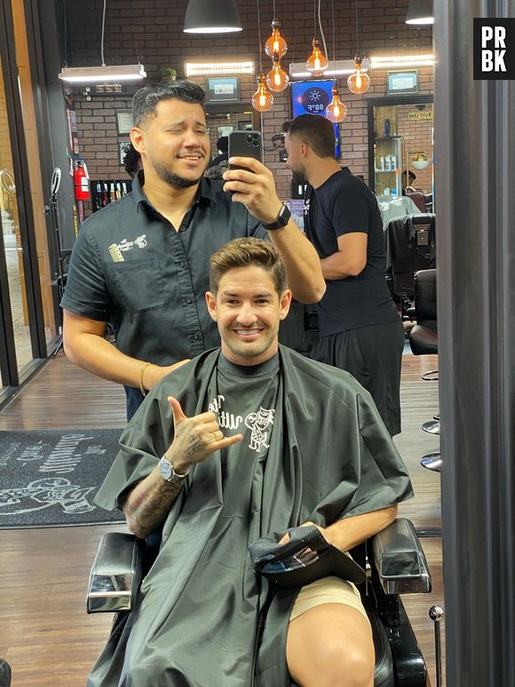 Diego Henrique da dicas básicas de cuidado com o cabelo masculino. Barbeiro atende celebridades em seu salão nos Estados Unidos