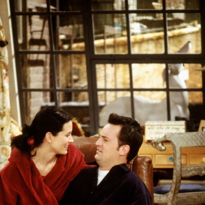 Em &quot;Friends&quot;,  Monica (Courteney Cox) e Chandler (Matthew Perry)  passam da amizade para o amor