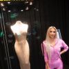 Kim Kardashian posa ao lado de vestido de Marilyn Monroe