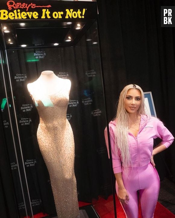 Kim Kardashian posa ao lado de vestido de Marilyn Monroe