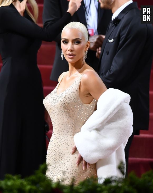 Kim Kardashian rasga vestido de Marilyn Monroe usado no Met Gala e gera revolta