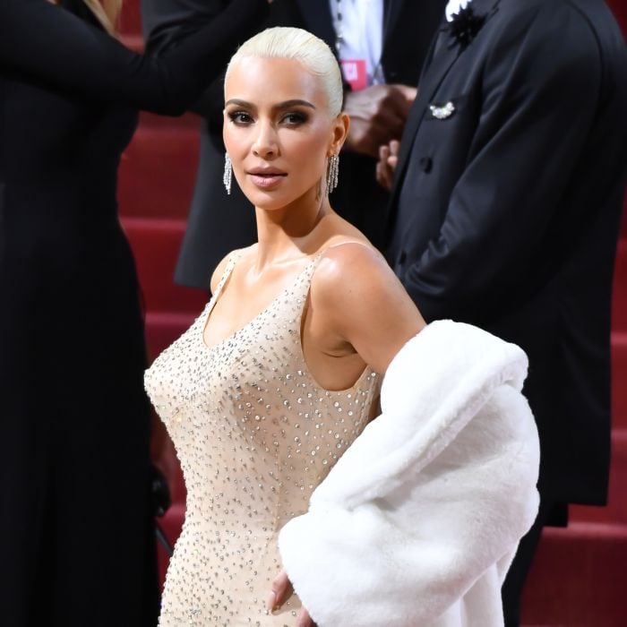  Kim Kardashian rasga vestido de Marilyn Monroe usado no Met Gala e gera revolta 