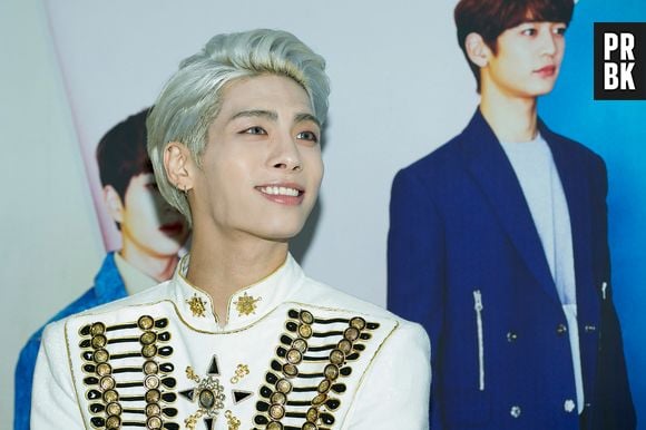 SHINee continua homenageando Jonghyun em suas apresentações