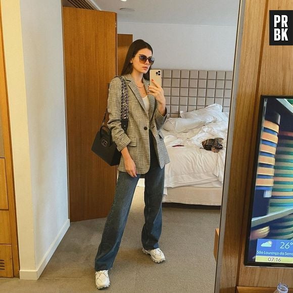 Maxi blazer é peça moderna, queridinha de Camila Queiroz