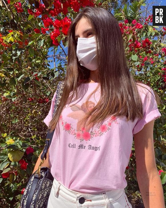 Camila Queiroz aposta no rosa mesmo em T-shirts mais informais