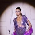 Camila Queiroz se jogou no roxo para o Baile da Vogue