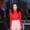 Camila Mendes gosta de looks com peças lisas e cores fortes