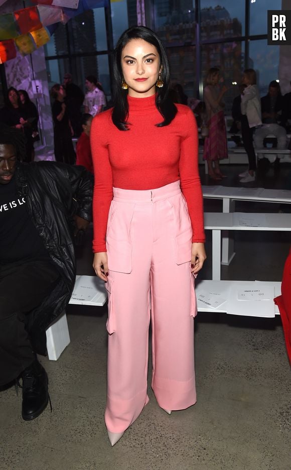 Camila Mendes gosta de looks com peças lisas e cores fortes