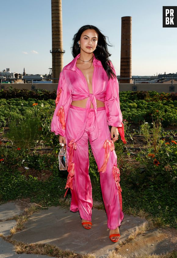 Camila Mendes ousa mais nos looks para sessão de fotos e festivais