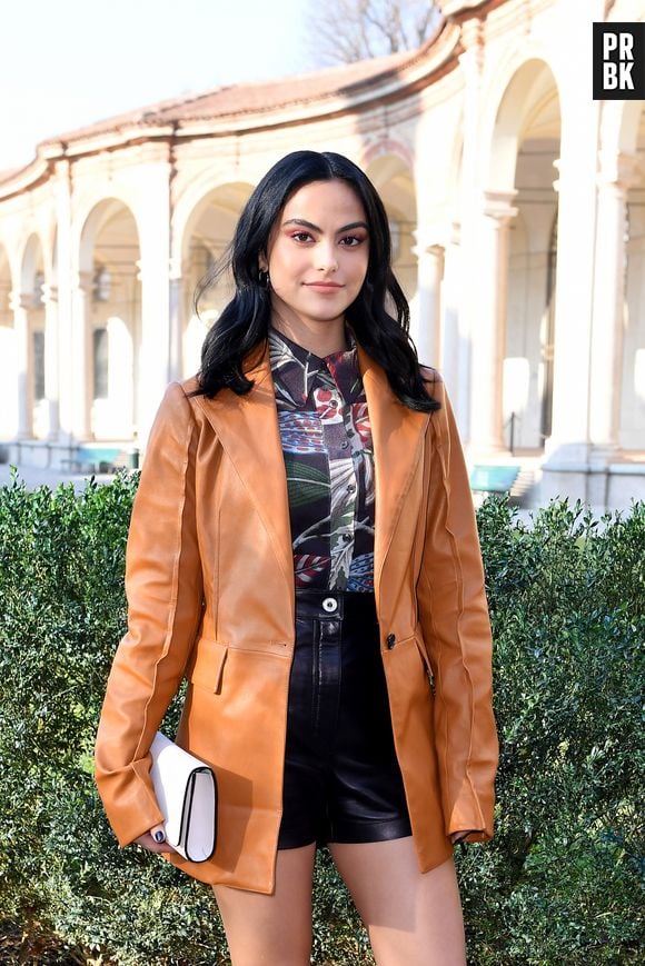 Camila Mendes adora adicionar terceiras peças para dar um "up" no look