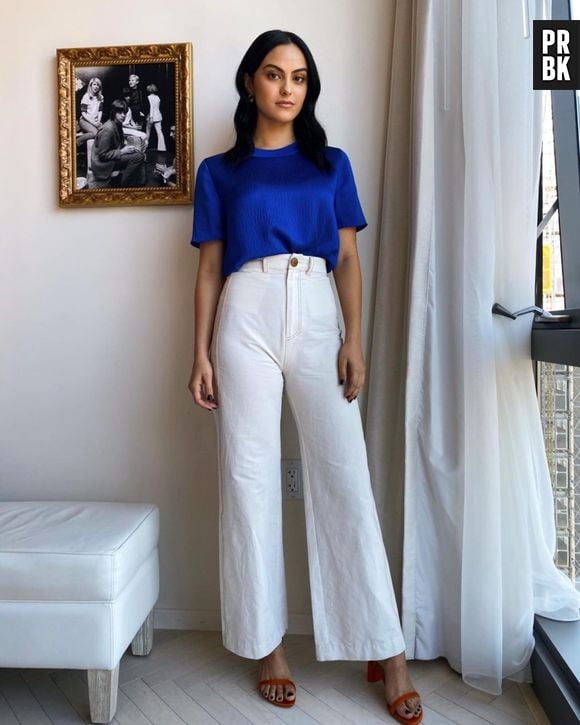 Camila Mendes gosta de tons de azul e roxo