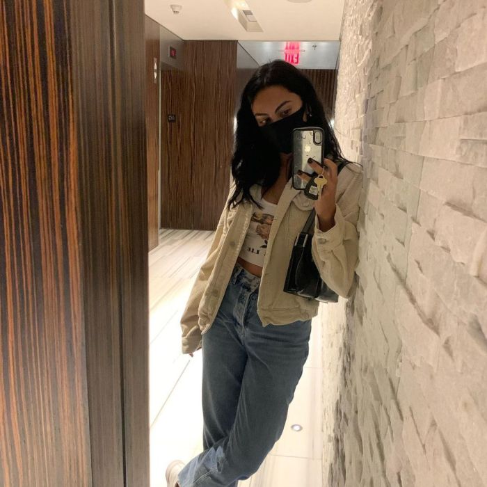 Camila Mendes: mom jeans são alternativas confortáveis
