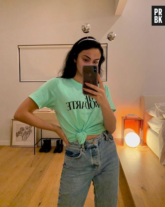 Camila Mendes: T-shirts largas marcam o armário da atriz