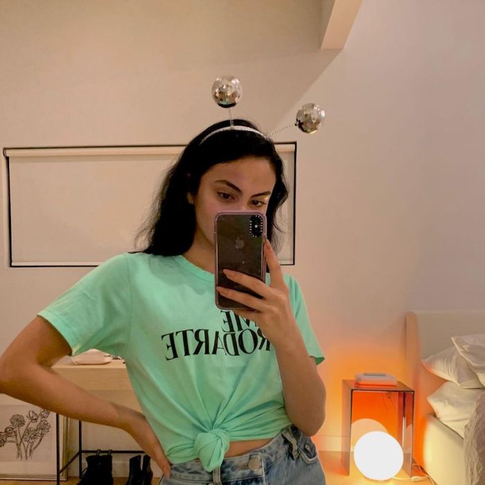 Camila Mendes: T-shirts largas marcam o armário da atriz