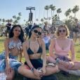 Camila Mendes foi com biquíni preto no Coachella