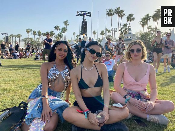 Camila Mendes foi com biquíni preto no Coachella