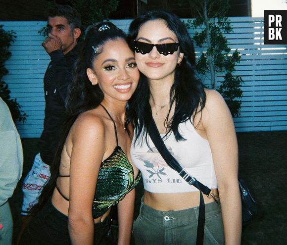 Camila Mendes também apostou em top simples para o festival