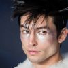 Ezra Miller estaria vivendo com três crianças em uma casa cheia de armas