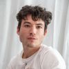 Vídeo de Ezra Miller enforcando uma fã em 2020 viralizou nas redes sociais