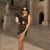 Anitta usou um minidress todo bordado com coração de Jesus e broches de cruz espalhados pela peça Dolce & Gabbana