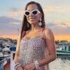 Anitta investiu em um vestido curtinho todo vazado na cor prata e que deixava em evidência seu conjunto de lingerie pink