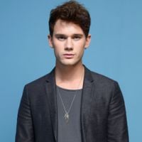 De "A Mulher de Preto 2": Jeremy Irvine abre o jogo sobre filme e parceria com Phoebe Fox