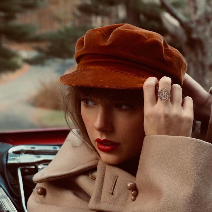 A última regravação de Taylor Swift foi &quot;Red (Taylor&#039;s Version)&quot;, lançado em novembro de 2021  
