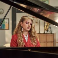 "Rebelde": Giovanna Grigio faz cover de Iza na 2ª temporada