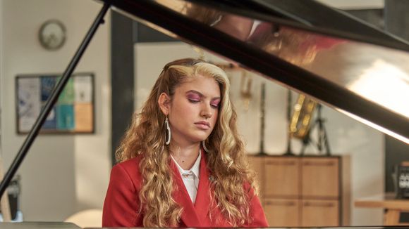"Rebelde": Giovanna Grigio faz cover de Iza na 2ª temporada
