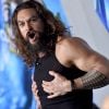 Jason Momoa, o ator do Aquaman na DC Comics, compartilhou uma foto ao lado de Ben Affleck no set de "Aquaman 2" e fãs suspeitam que astro volte para interpretar o Batman no filme