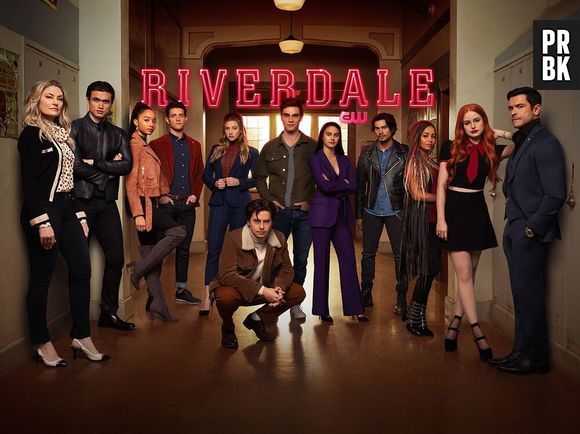 Showrunner de "Riverdale" queria mostrar mais dos protagonistas no ensino médio, por isso na 7ª temporada eles estarão estudando na escola nos anos 1950