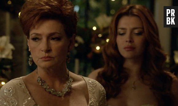 Em "Revenge", Penelope (Carolyn Hennesy) foi quem assassinou o pai de Louise (Elena Satine)