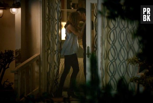 Emily (Emily VanCamp) foi atrás de Ben (Brian Hallisay) e o beijou em "Revenge"