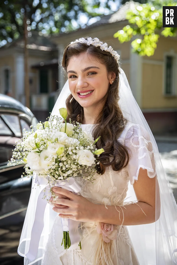 Final "Além da Ilusão": Olívia (Debora Ozório) surge vestida de noiva em fotos de casamento com Tenório (Jayme Matarazzo)