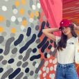 Inspirada nos anos 80, Camila Queiroz aposta em tênis e jeans para look informal e despojado