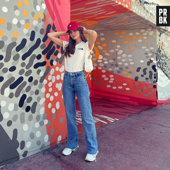 Inspirada nos anos 80, Camila Queiroz aposta em tênis e jeans para look informal e despojado