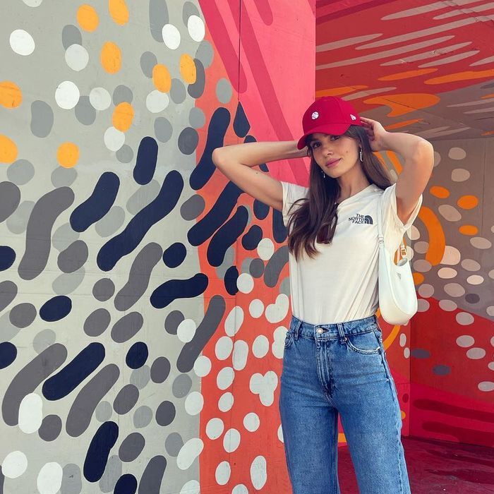 Inspirada nos anos 80, Camila Queiroz aposta em tênis e jeans para look informal e despojado