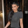 Kylie Jenner investiu em ombreiras mais delicadas para street style