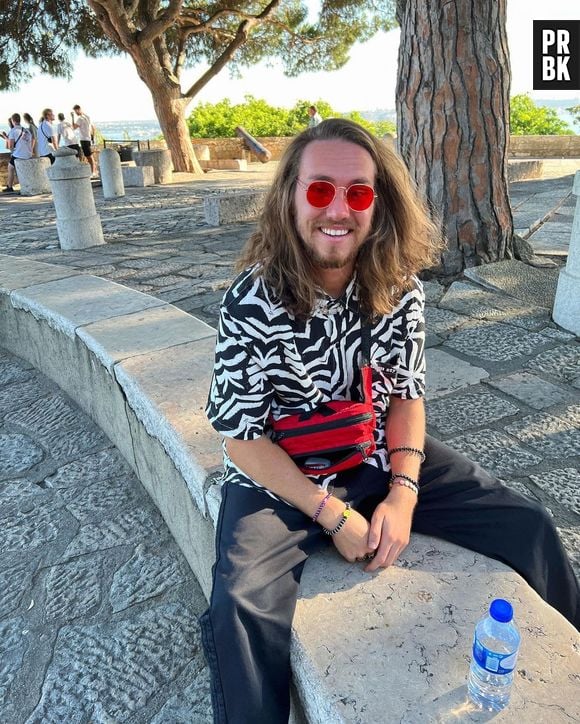 Vitor Kley, atração do Rock in Rio, mostra como uma pochete bem escolhida pode dar o up necessário a um look