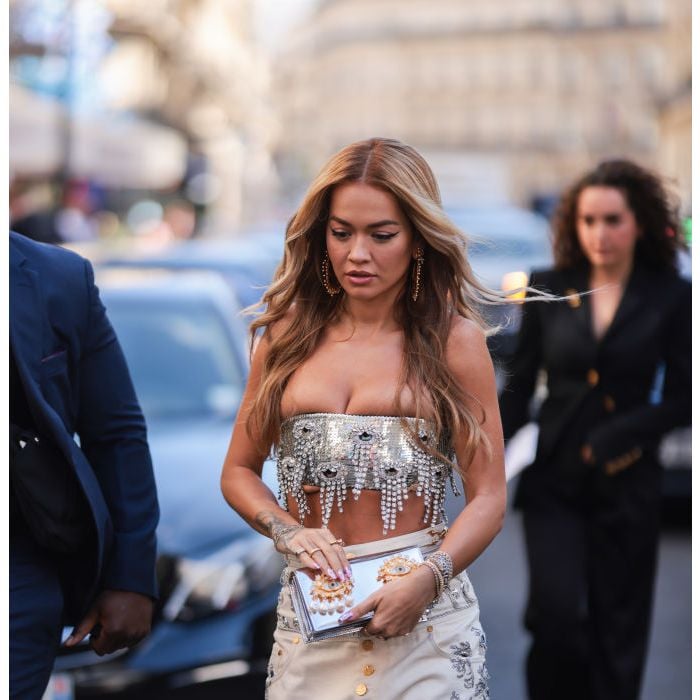Rita Ora, atração do Rock in Rio, é tão estilosa que uma foto sua andando na rua parece ter saído de um ensaio fotográfico