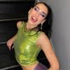 Dua Lipa, atração do Rock in Rio, investe em looks ousados, que mostram bastante pele. Fendas e recortes também costumam estar presentes em suas produções