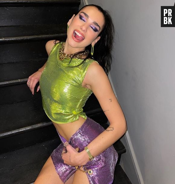 Dua Lipa, atração do Rock in Rio, investe em looks ousados, que mostram bastante pele. Fendas e recortes também costumam estar presentes em suas produções