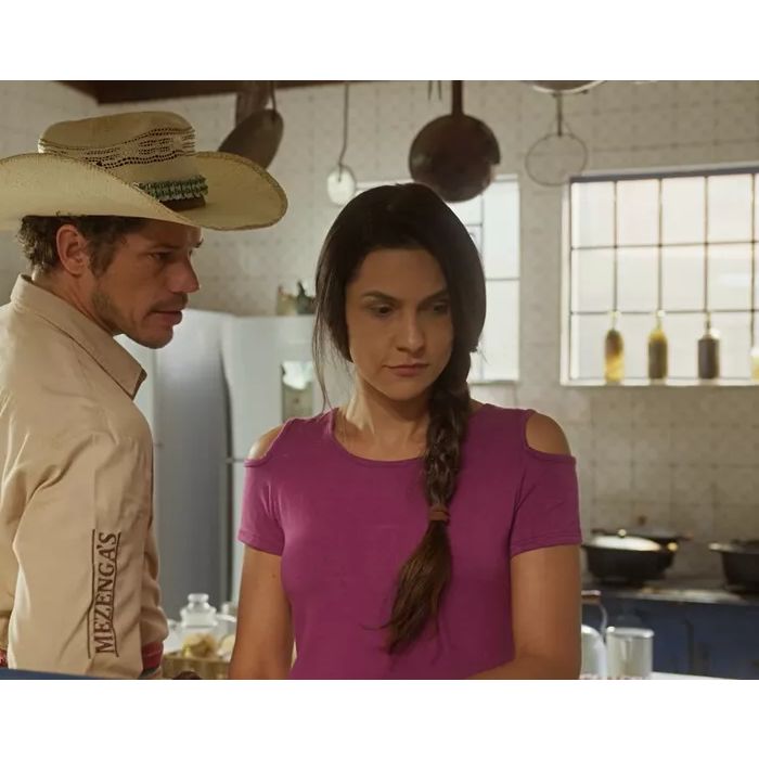  Tadeu (José Loreto) decide se casar com Zefa (Paula Barbosa) em &quot;Pantanal&quot; após insistência dos pais, mas abandona noiva às vésperas do casamento após descobrir segredo 