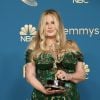 A atriz Jennifer Coolidge foi para o Emmy 2022 com um Dolce & Gabbana verde com ornamentos dourados