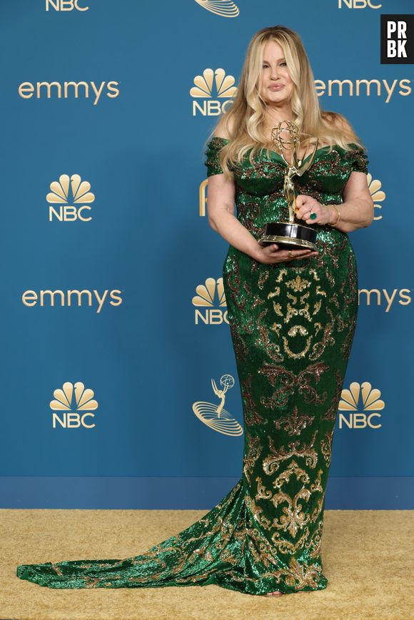 A atriz Jennifer Coolidge foi para o Emmy 2022 com um Dolce & Gabbana verde com ornamentos dourados