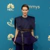 Sarah Paulson usou um vestido azul escuro da Louis Vuitton no Emmy 2022