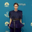 Sarah  Paulson usou um vestido azul escuro da  Louis Vuitton no Emmy 2022
