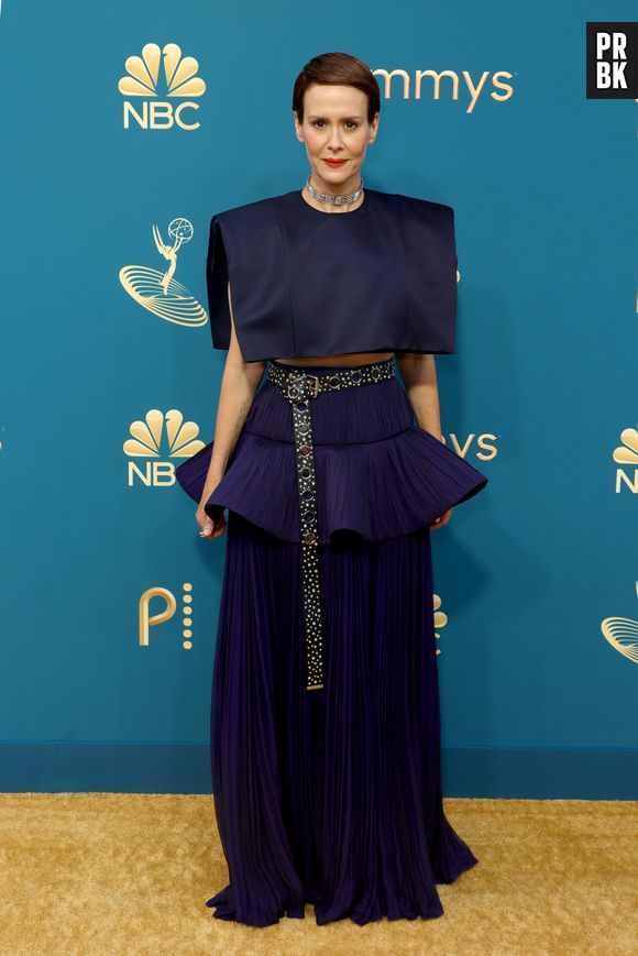 Sarah Paulson usou um vestido azul escuro da Louis Vuitton no Emmy 2022